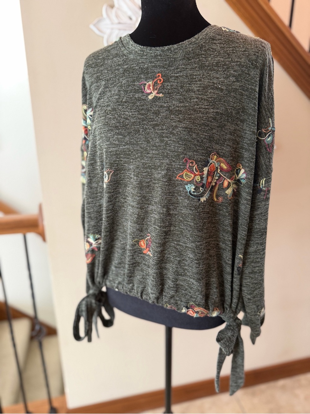 Figueroa & Flower Embroidered Top MD Olive Green Gray Tie Hem Boho Long Sleeve